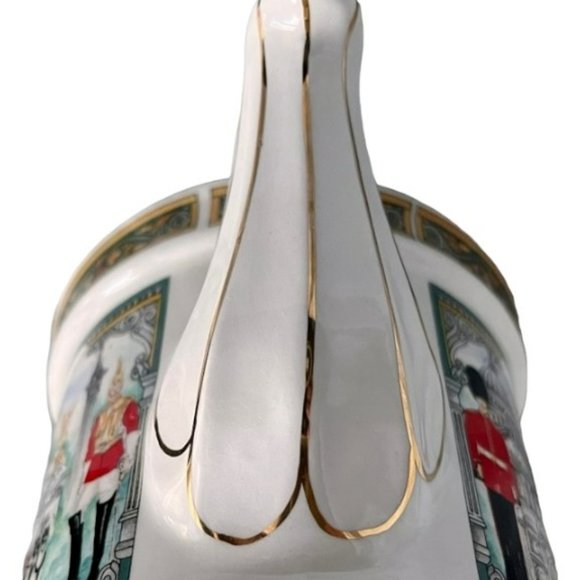 James Sadler 2-cup Porcelain Teapot - London Horseguards Buckingham Palace - Picture 5 of 9